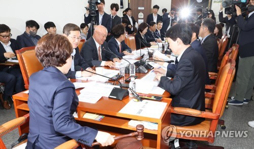 의사봉 두드리는 김정재 국토위 국토법안심사소위 위원장. 사진 연합뉴스